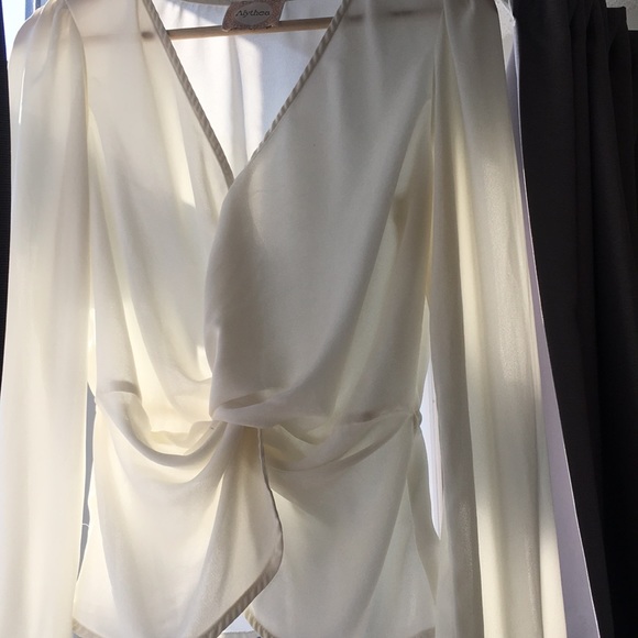 White blouse - Picture 2 of 2